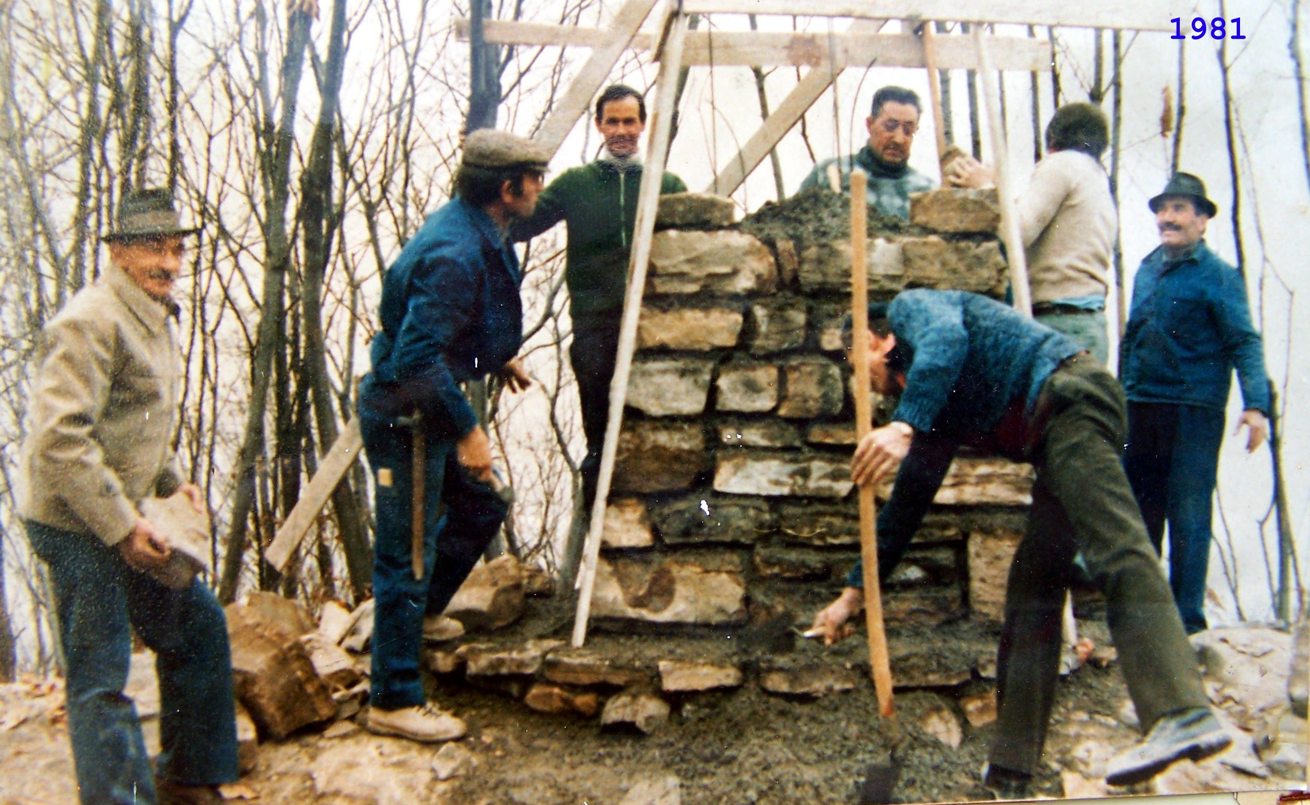 Basamento della CROCE sul Monte Gussa 1981