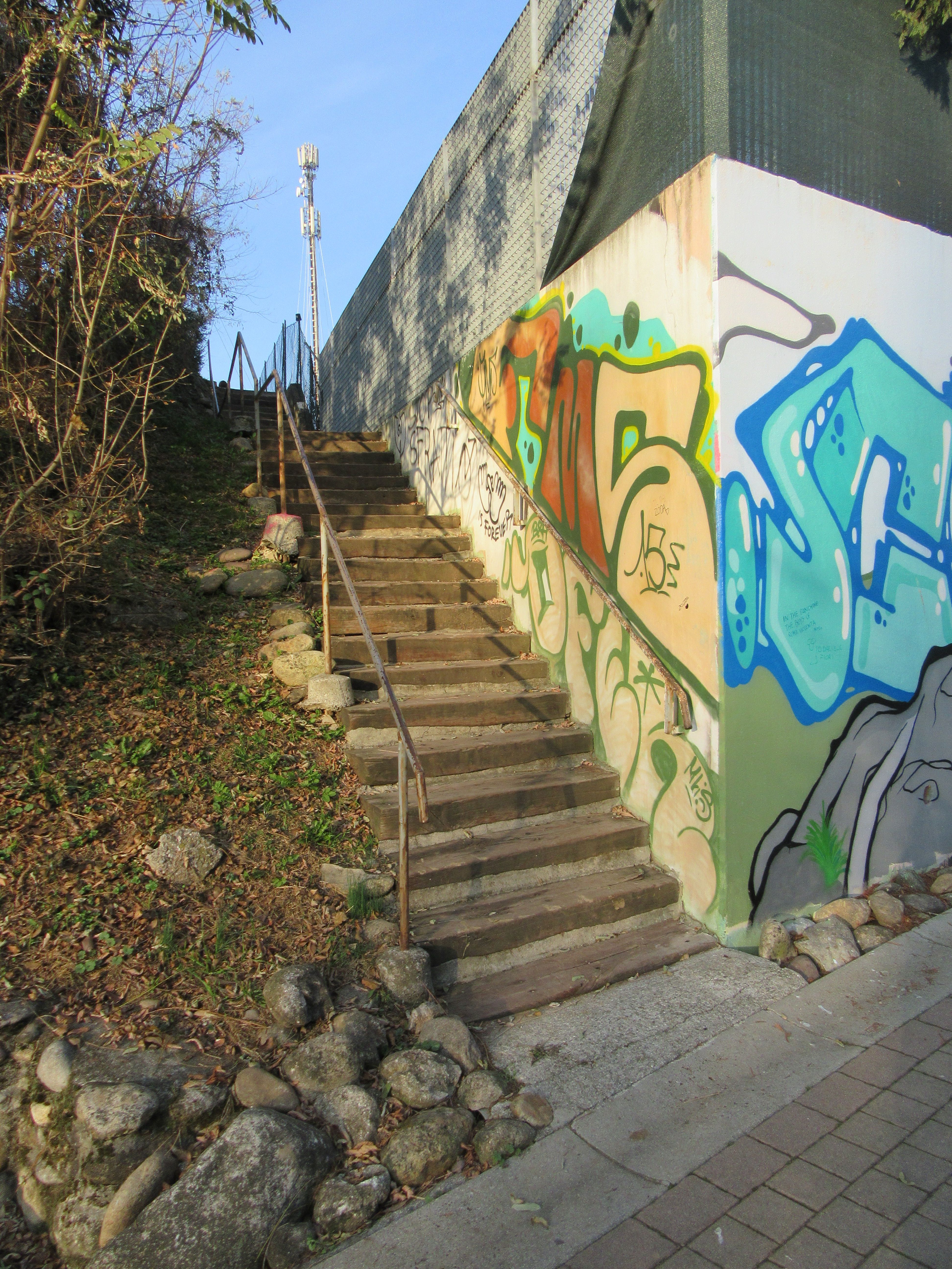 La scaletta per accedere dalla via degli alpini al cimitero
