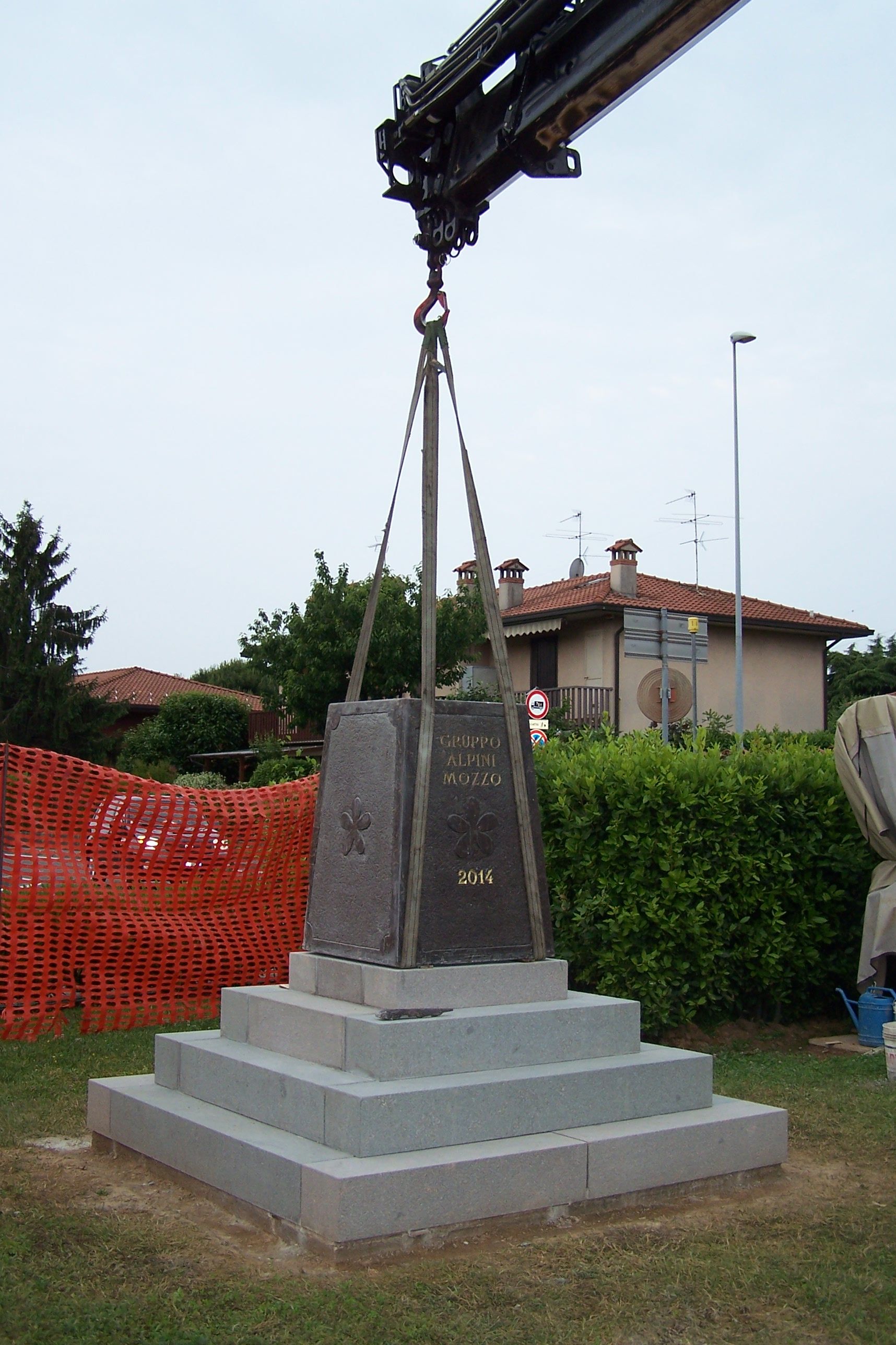 La posa del monumento